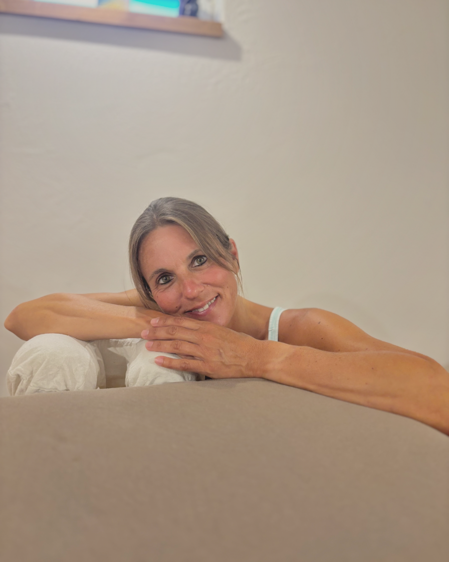 Tina Held, entspannt an ihrer Massageliege